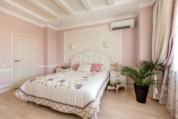 two types of wallpaper in the bedroom