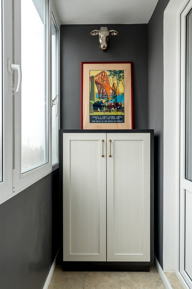 gray walls on the balcony