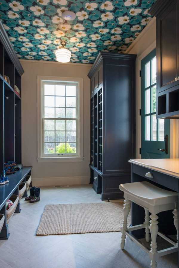 wallpaper with a floral pattern on the ceiling