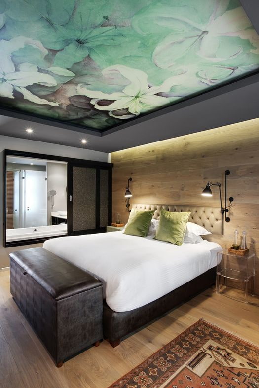 wallpaper with a floral pattern on the ceiling
