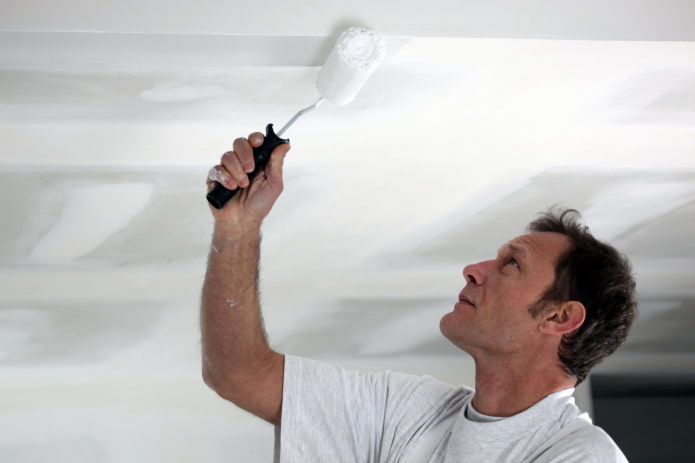 priming the walls before gluing