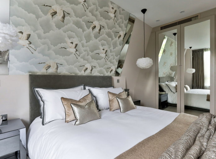 Combination of wallpaper with birds and plain wallpaper