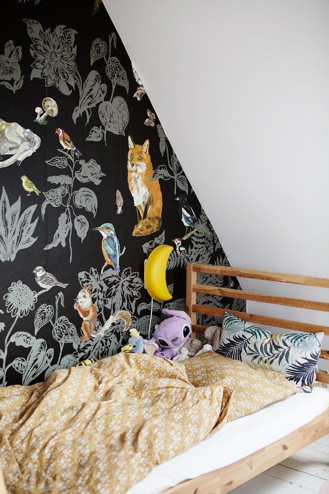 Wallpaper with images of animals and birds 