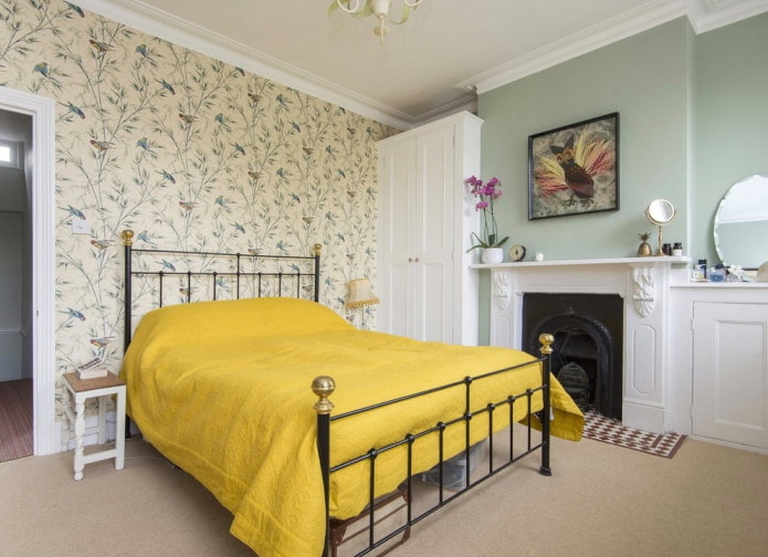 Combination of wallpaper with birds and plain wallpaper