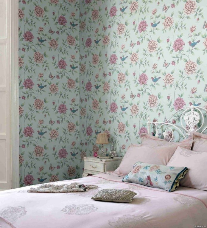 wallpaper with a floral print in the bedroom interior