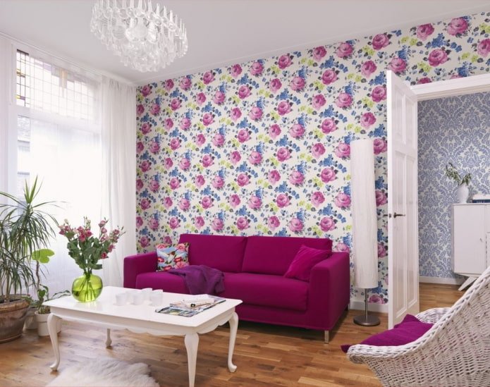 wallpaper with a floral print in the living room interior