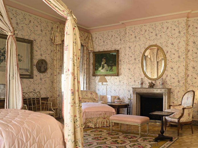 wallpaper with a floral pattern in the bedroom in vintage style