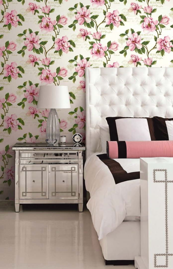 wallpaper with magnolia in the interior