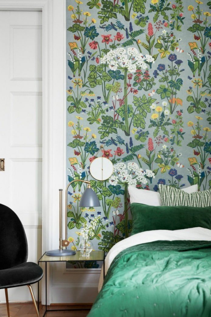 meadow flowers wallpaper in the interior