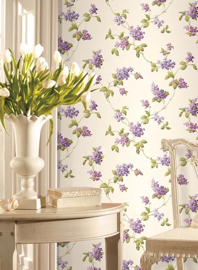 lilac wallpaper in the interior