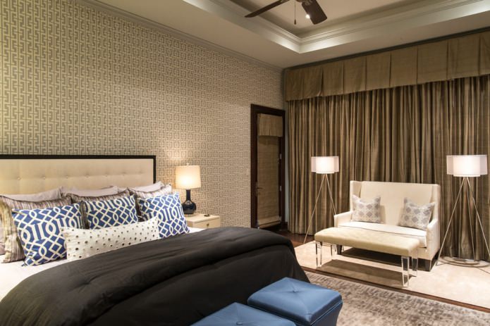 Gray-brown wallpaper in the bedroom