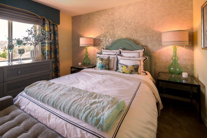Gray and gold wallpaper in the bedroom