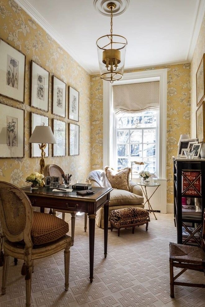 Paper wallpaper in the dining room