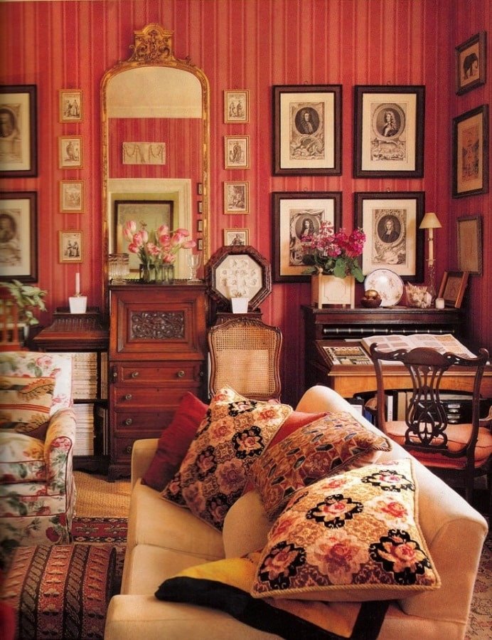 Wallpaper with a vertical stripe