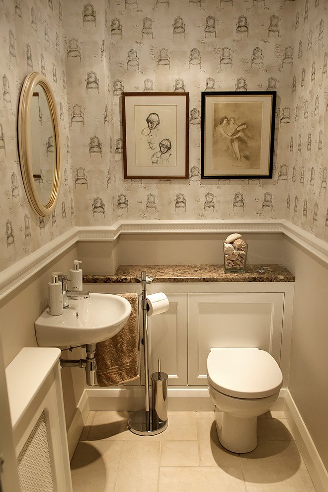 Paper wallpaper in the bathroom