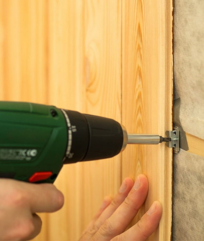 Fastening the lining with clamps