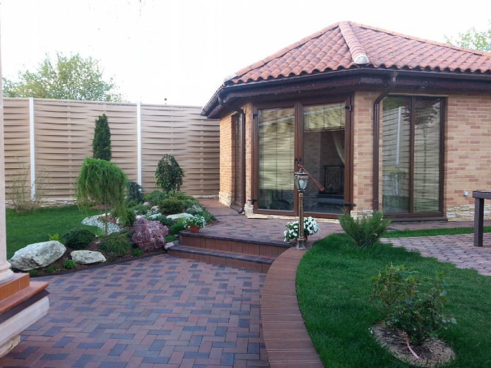 external finishing of the walls of the gazebo with clinker