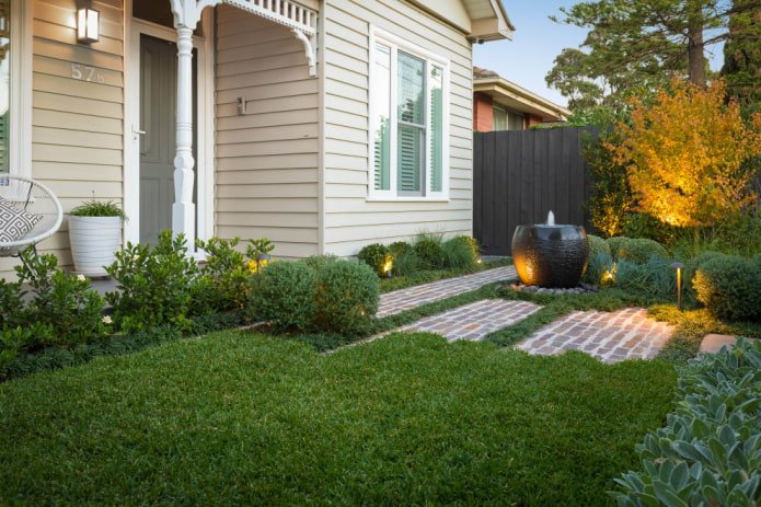 A laconic front garden