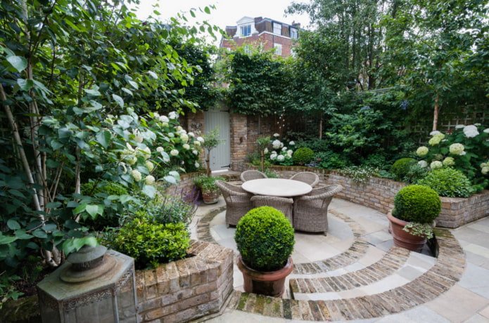 Front garden with a dining area
