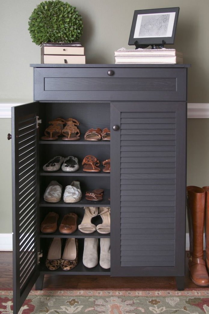 floor-standing shoe rack in the hallway interior