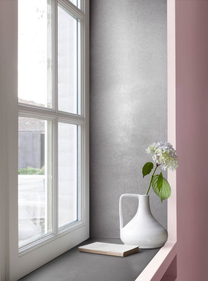 gray decorative plaster on the slopes of the pink room