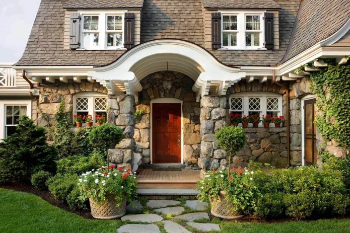 Decorating columns with stone