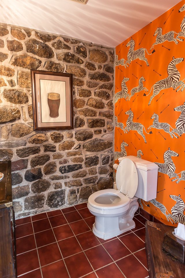 Bright orange color on wallpaper