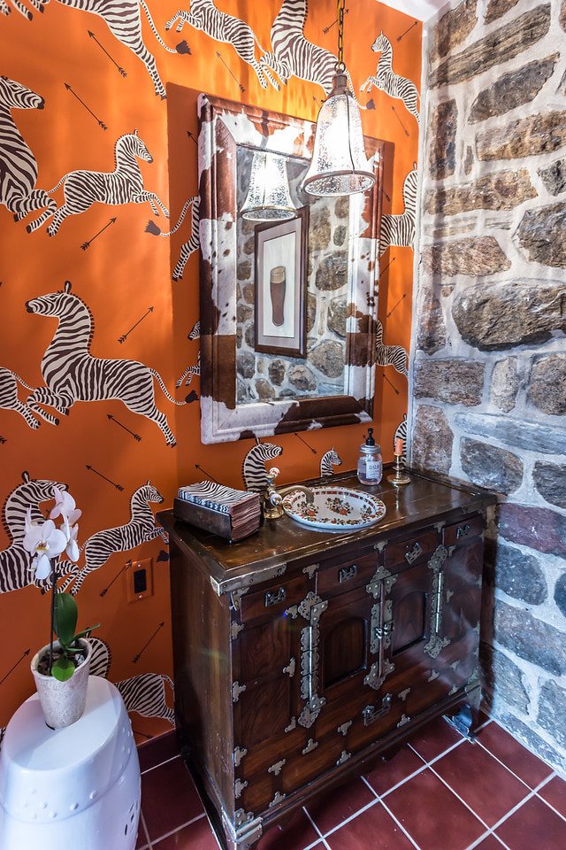 Bright orange color on wallpaper