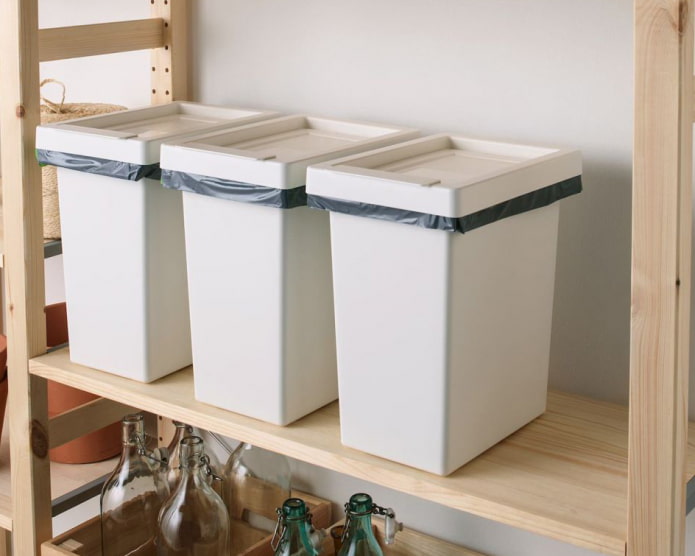 Containers on a shelf 10 l