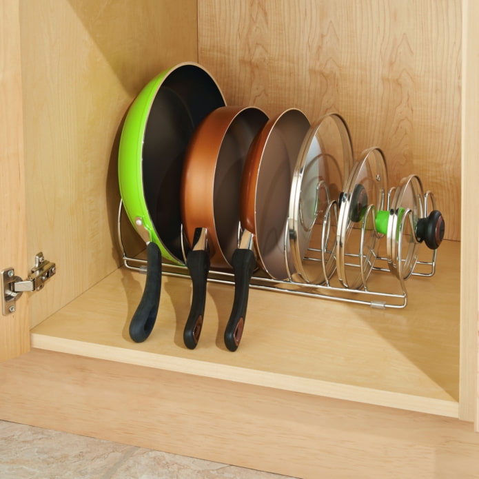 Frying pans vertically