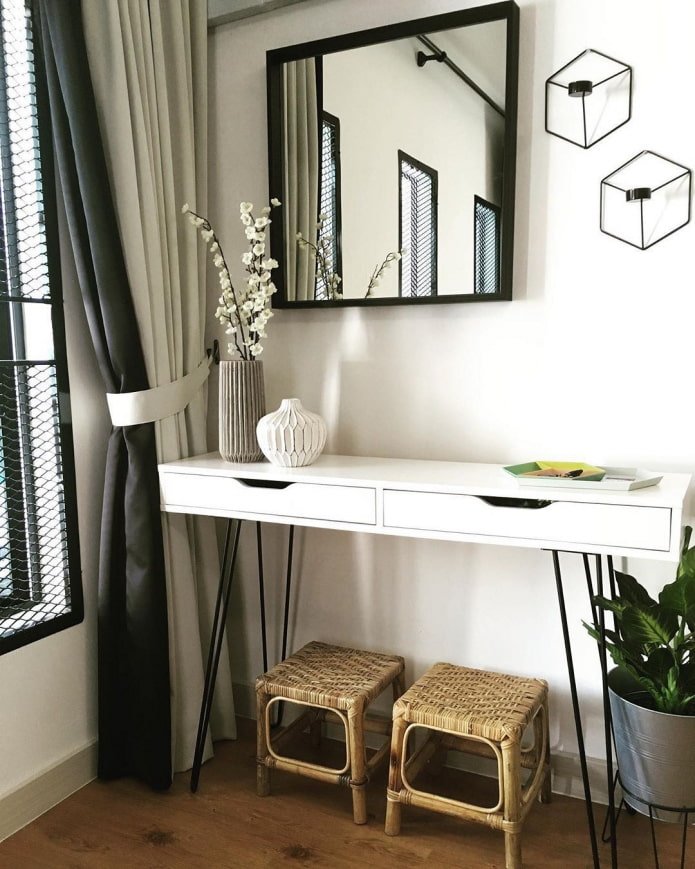 Ekbi Ikea with metal legs