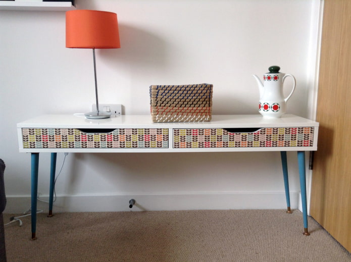 Console from a shelf