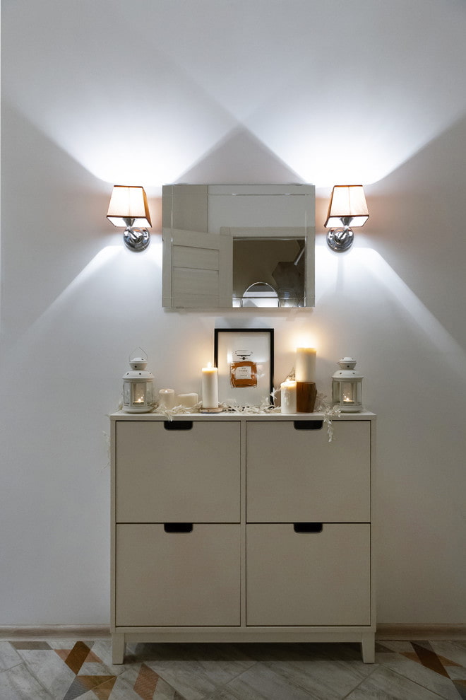 location of lighting fixtures in the hallway interior