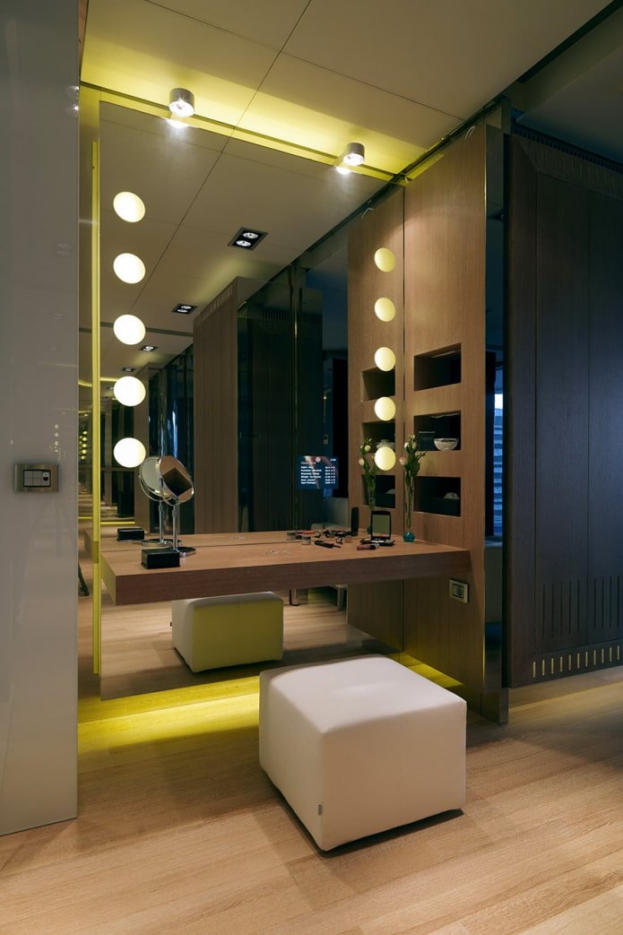 auxiliary lighting in the hallway interior