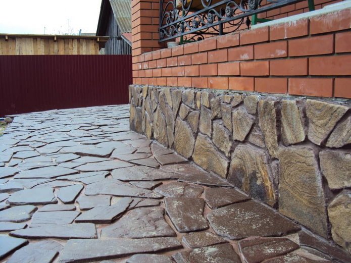 finishing the base with natural stone