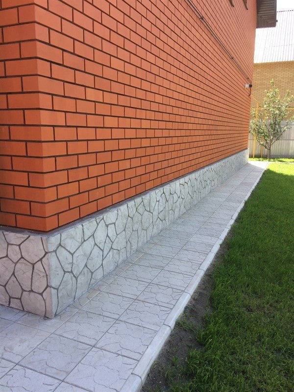 light stone baseboard