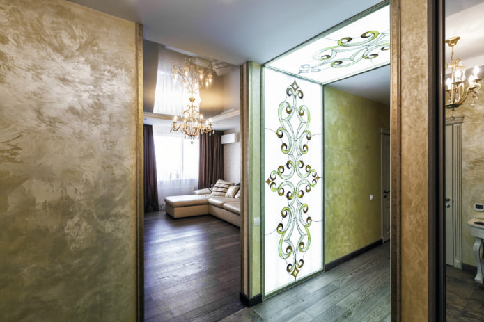 metal-look corners in the interior