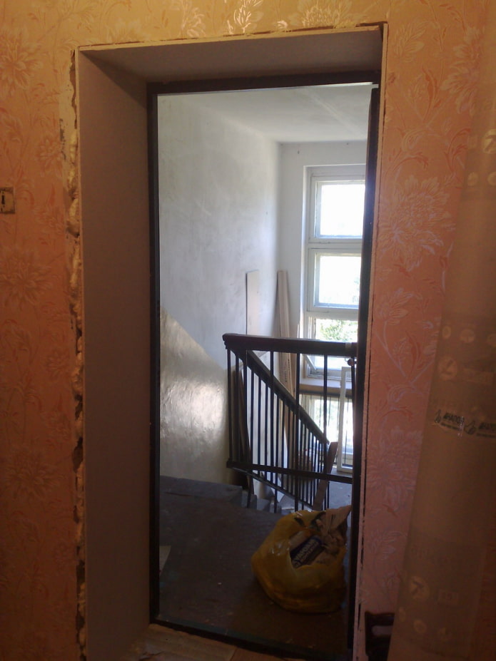 plasterboard on the slopes of the entrance door