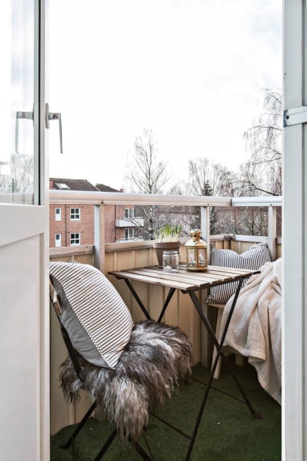 artificial turf on the balcony