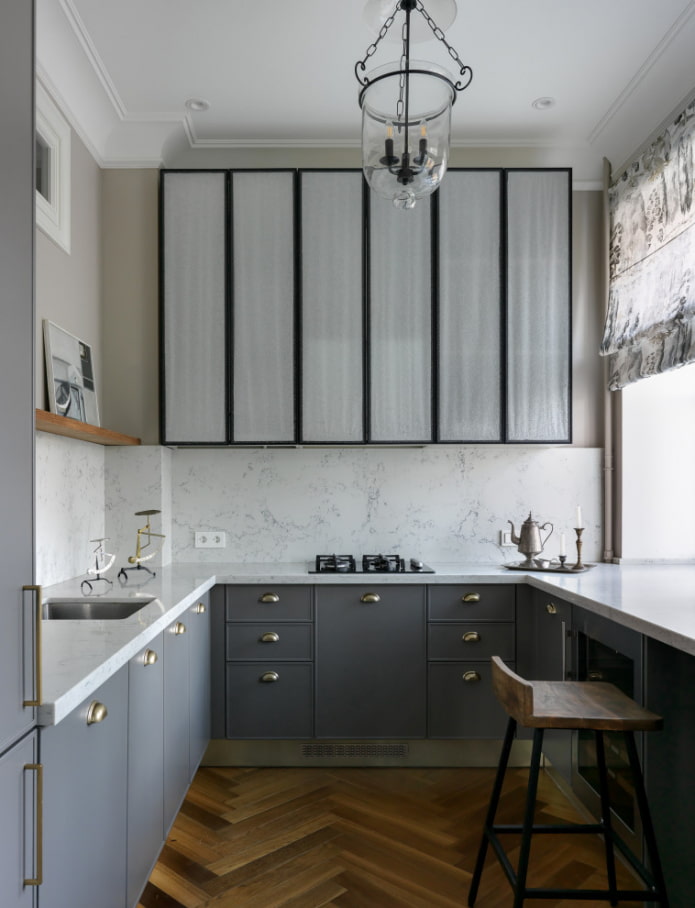 U-shaped kitchen set