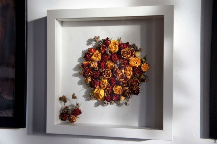 panel of flowers on the wall in the interior
