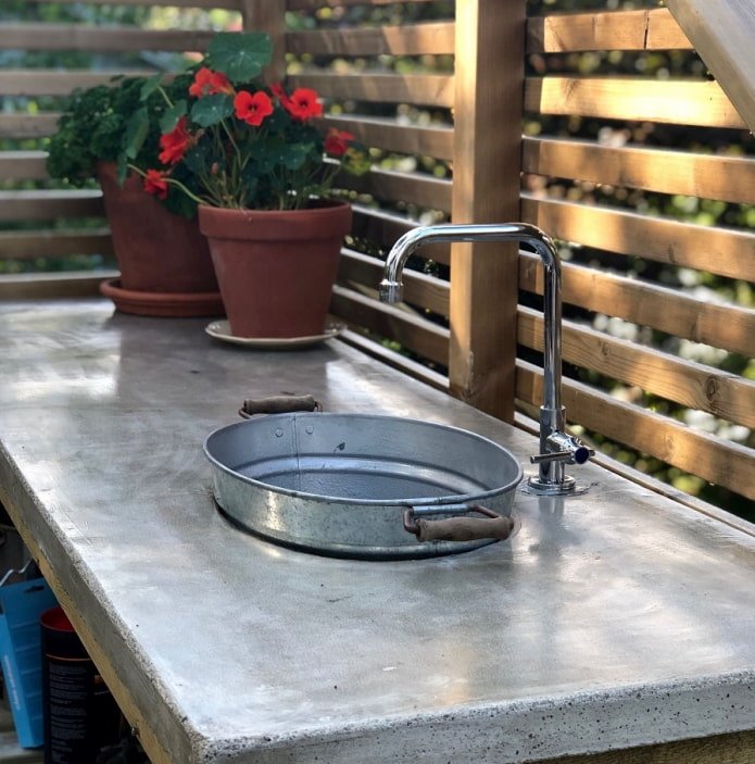 bowl of a summer cottage washbasin made of an aluminum bucket