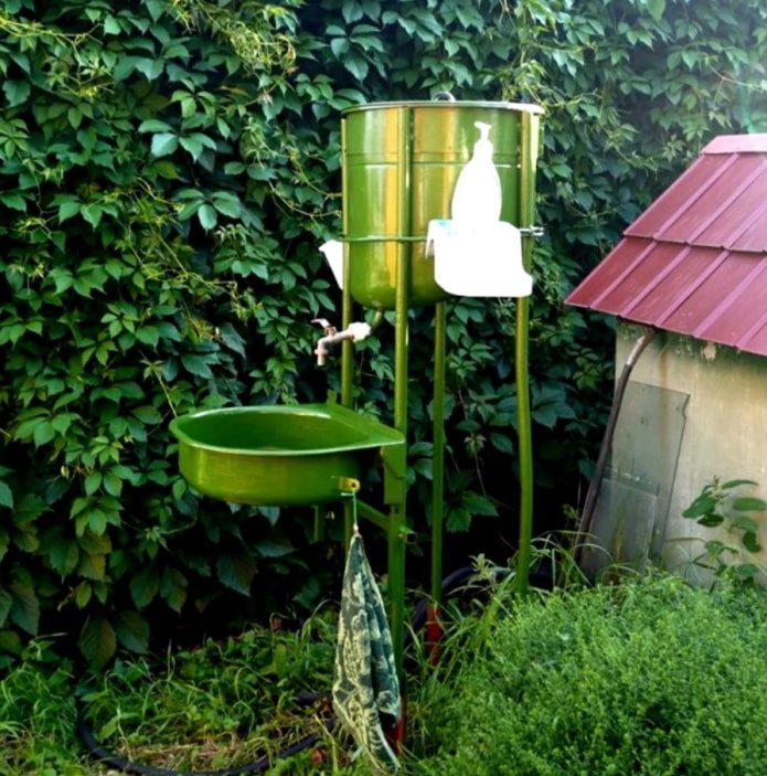 hanging outdoor washbasin made of a galvanized bucket