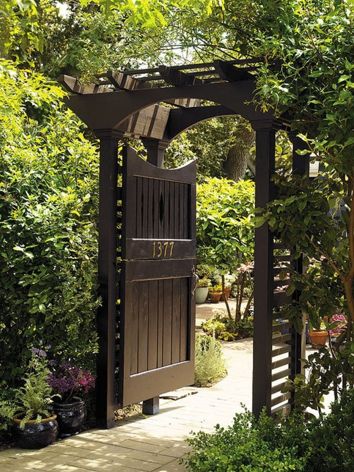 entrance group to the garden
