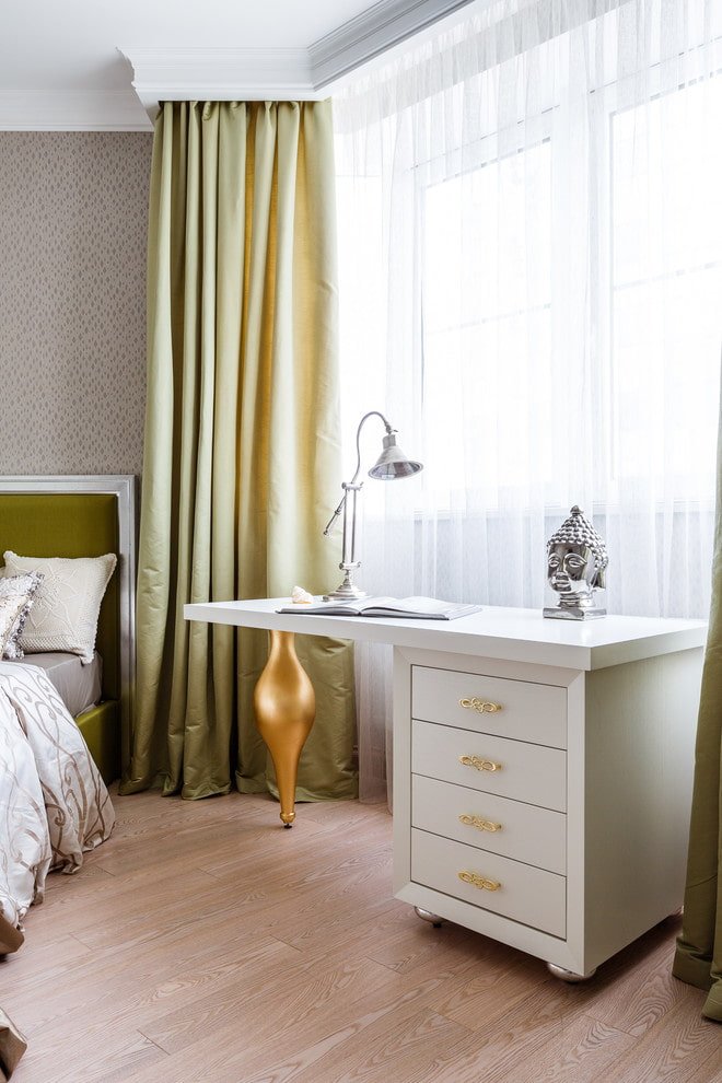 white writing desk colors in the interior