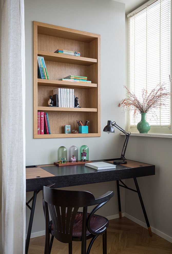 writing desk with shelves in the interior