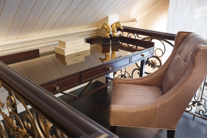 writing desk with drawers in the interior