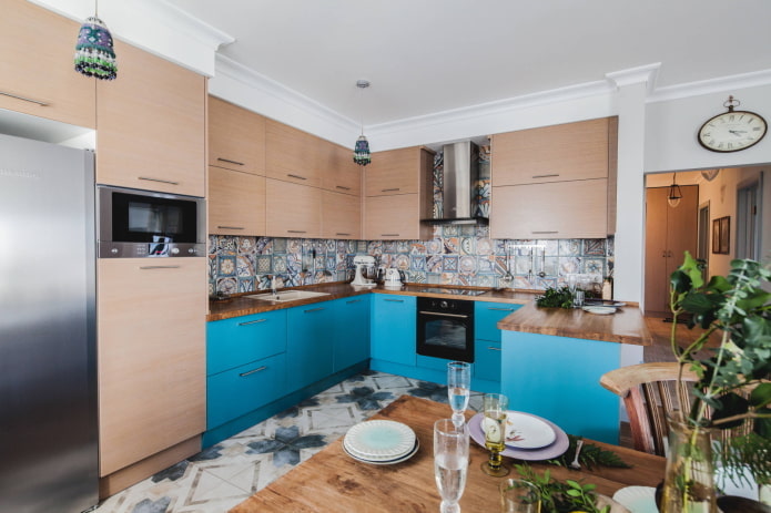 Bright U-shaped kitchen