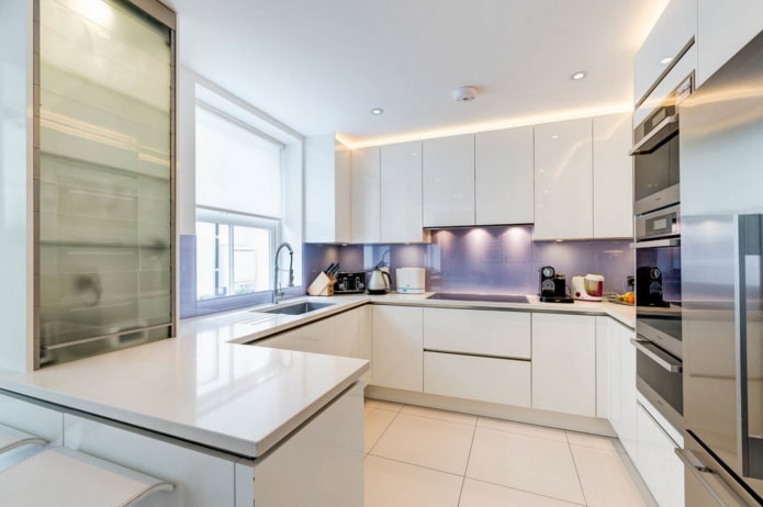White kitchen with a mini bar counter