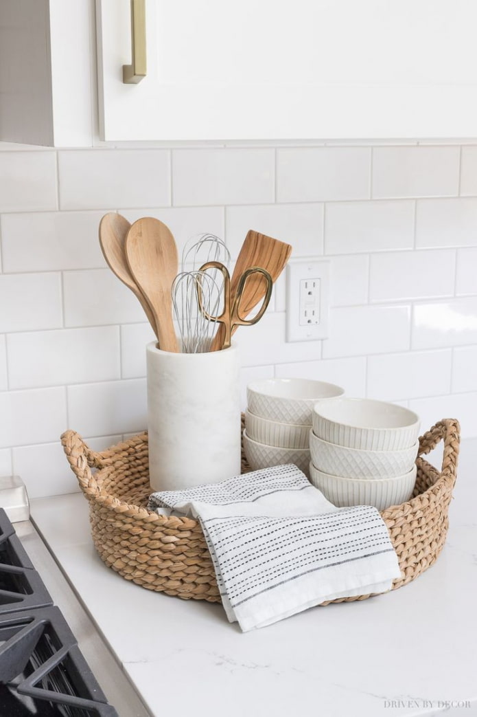 Basket-tray in the kitchen